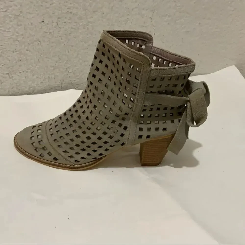 EUC Anthropologie Gray Faryl Robin Bow Tied Cut out Botties Boots 7 shoes heels